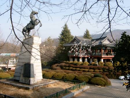 팔마비와 연자루 - 하얀 점선처럼 보이는 것은 비둘기임 